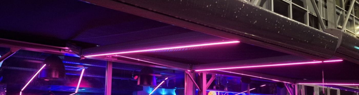 Terrasse de bar éclairée par des rubans LED roses