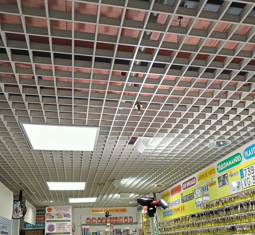 Commerce éclairé par des panneaux LED installés par La Led Concept