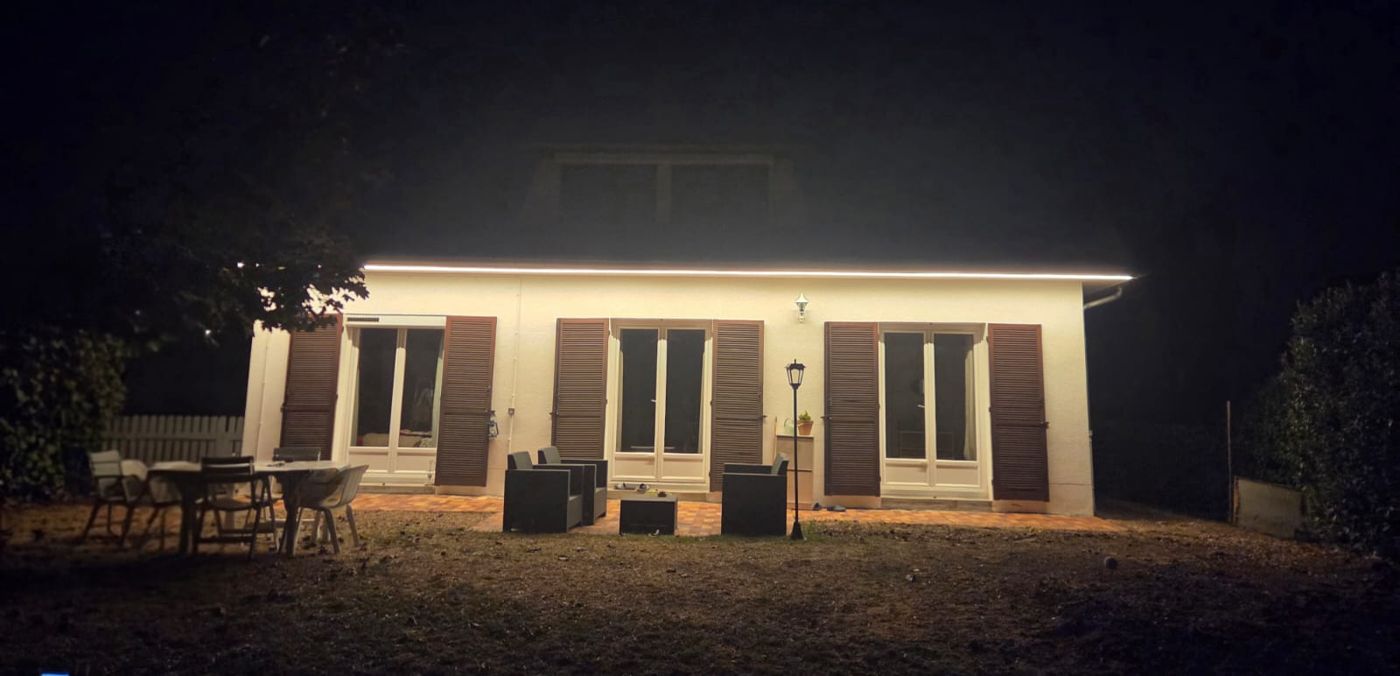 Façade de maison soulignée par un ruban LED sous la toiture