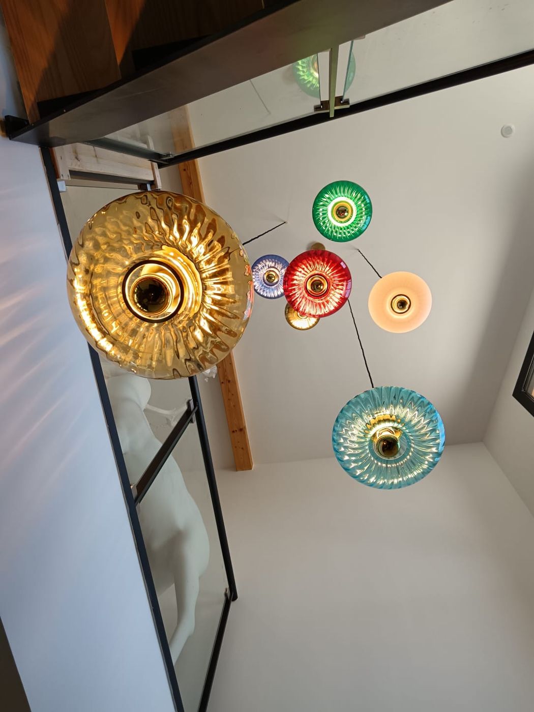 Suspensions en verre de couleur vues du dessous