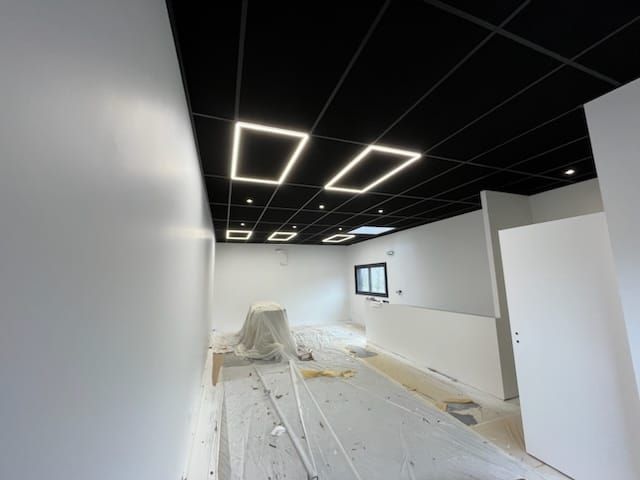 Faux plafond noir équipé de cadres lumineux LED